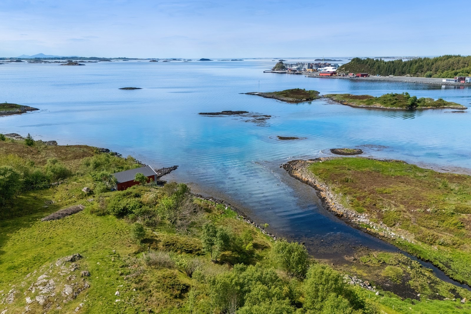 Til eiendommen hører et naust fra 1982 med lagringsplass, plassert nede ved sjøen. Galleribilde