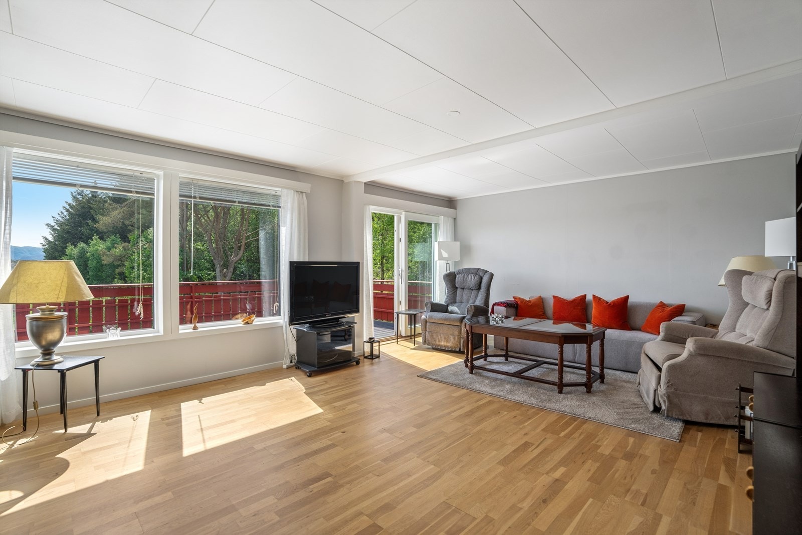 Stuen har parkettgulv som ble lagt i 2019, og god plass til en romslig sofagruppe. Galleribilde