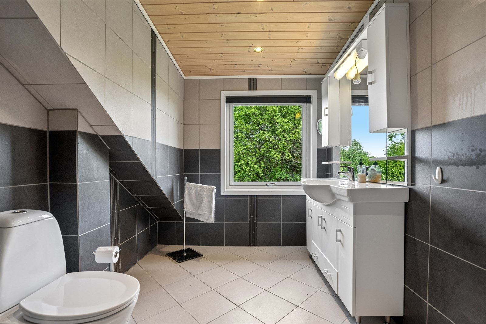Badet i 2. etasje ble oppgradert rundt 2010 med flislagte gulv og vegger og gulvvarme. Galleribilde