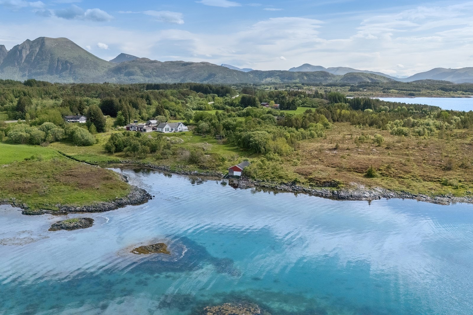Nærheten til kysten gir flotte tur- og rekreasjonsmuligheter. Velkommen til en hyggelig visning i Stavikvegen 535! Galleribilde
