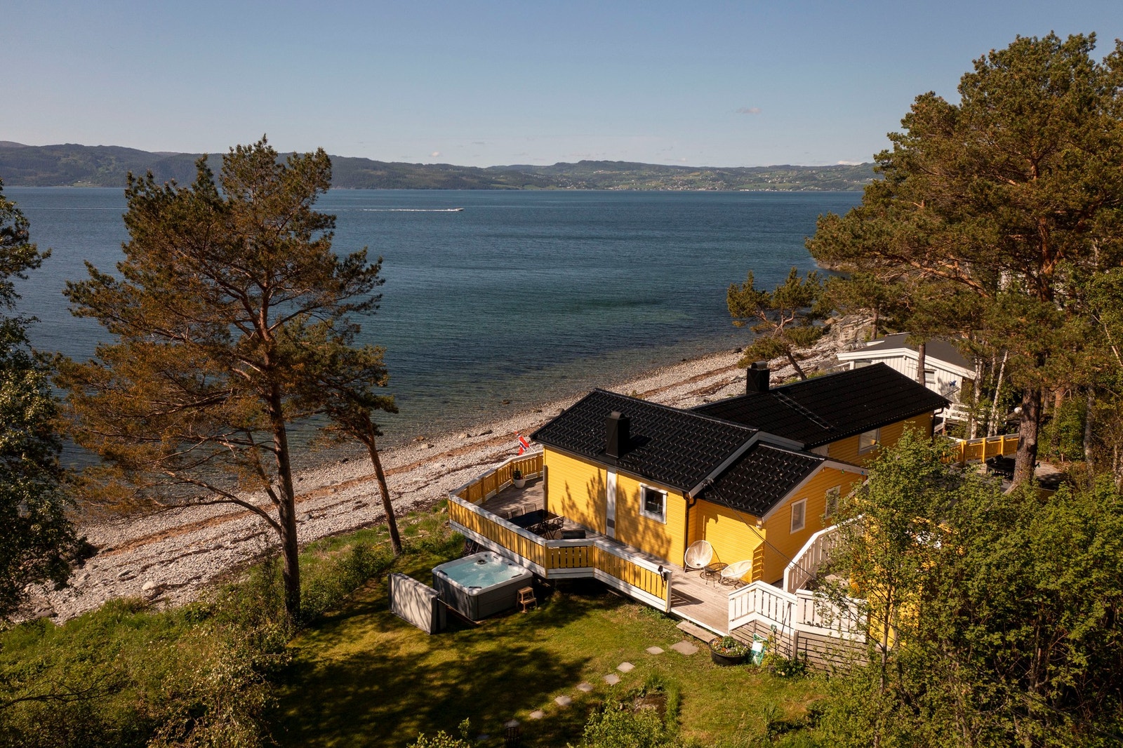 EiendomsMegler 1 v/Anton kopreitan har gleden av å presentere en unikt beliggende hytte helt i strandsonen. Foto: Eir Jørgen Bue Galleribilde