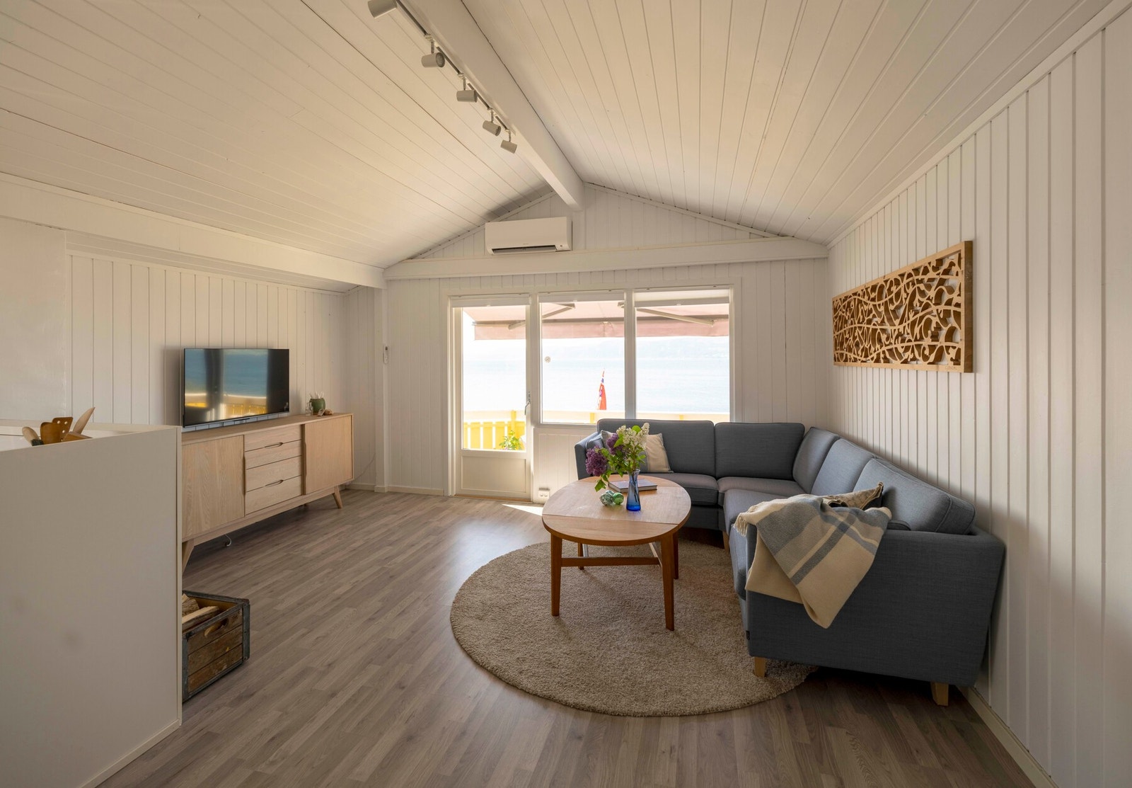 Lys og delikat stue med strøm, vann, vedfyring og varmepumpe. Galleribilde