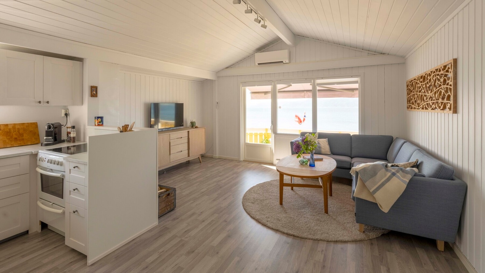 Fra stuen er det utgang til veranda med fenomenal utsikt. Galleribilde