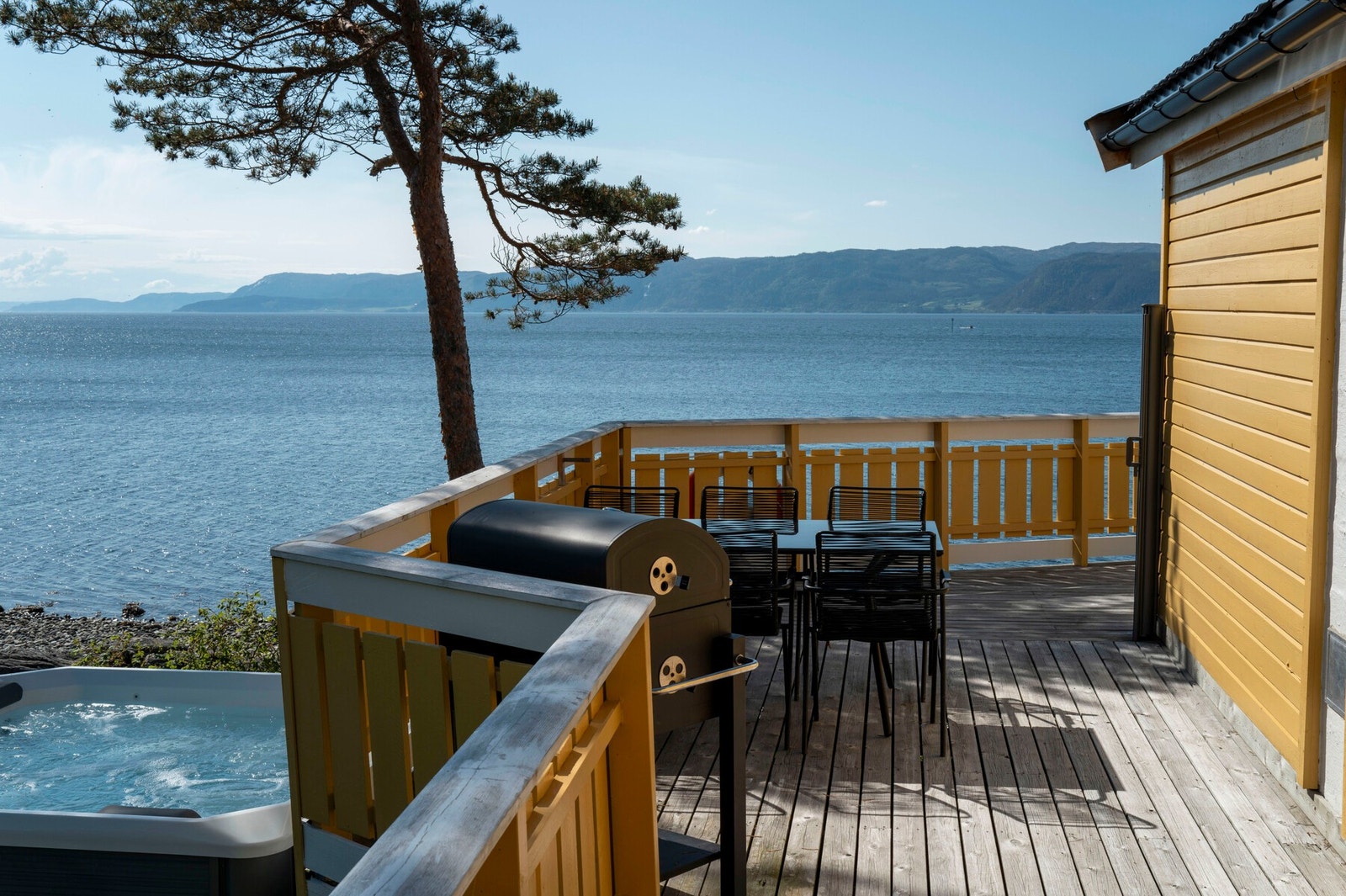God plass for grill og uteplasser. Avbildet jacuzzi medfølger ikke. Galleribilde