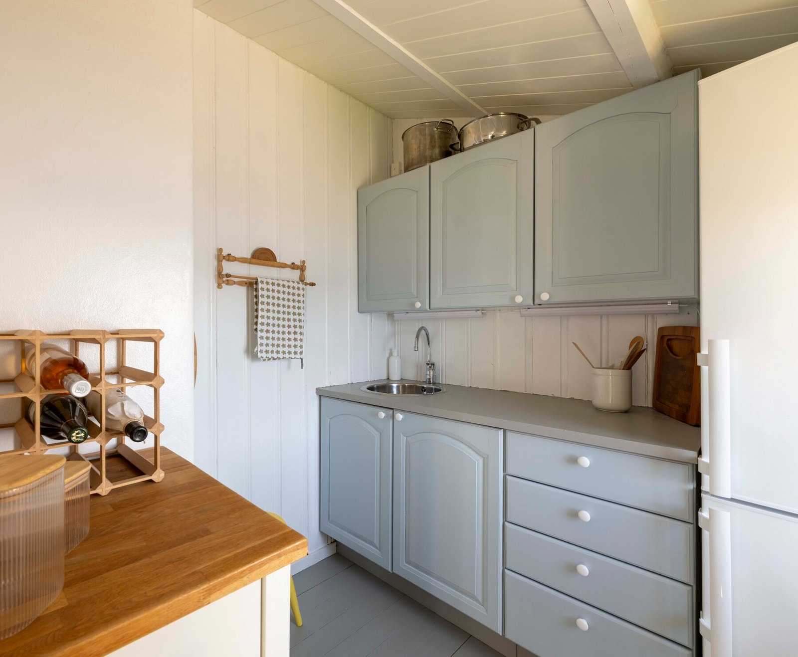 Kjøkken med enkel innredning. Galleribilde