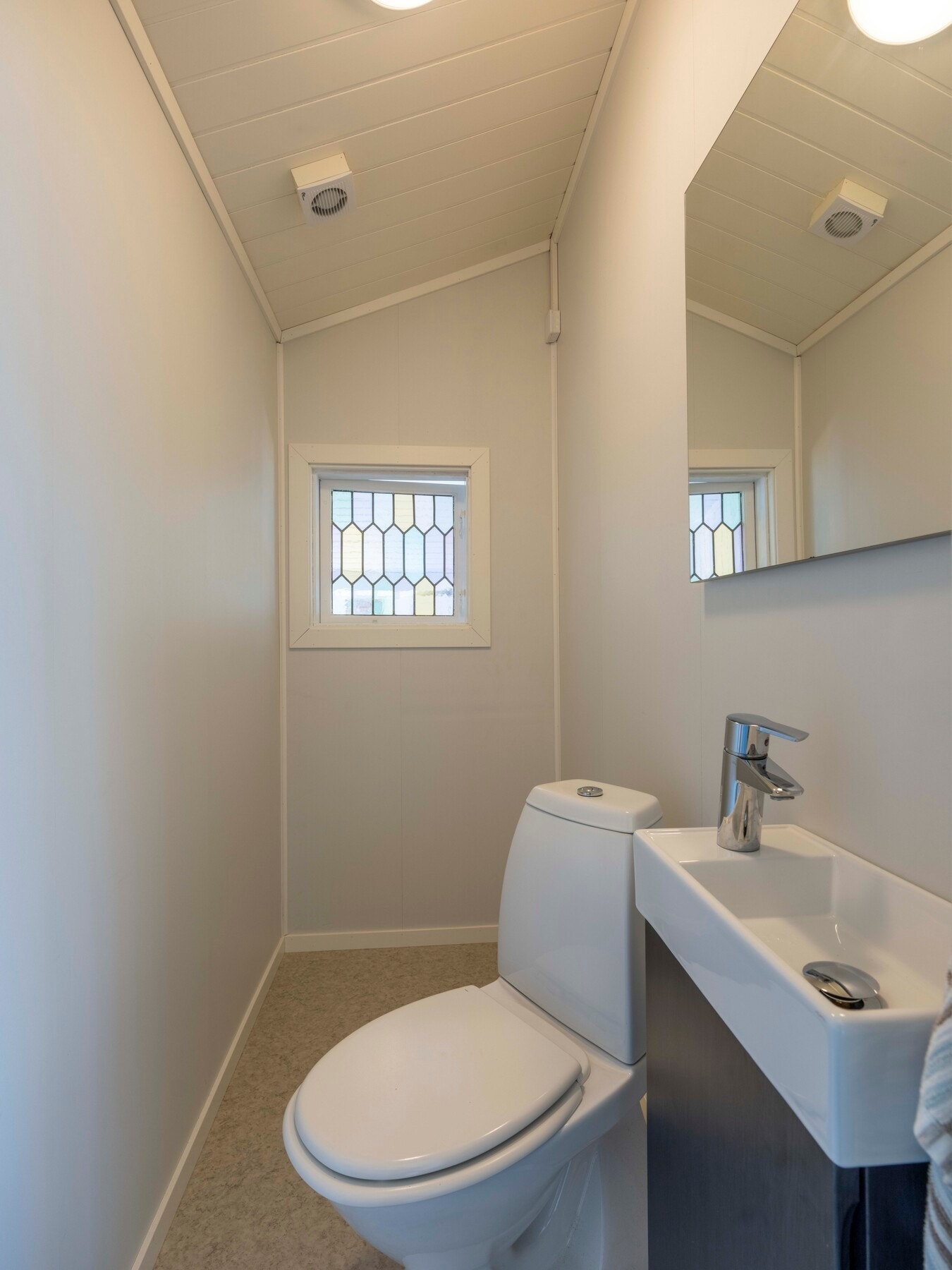 Toalettrom med wc og servant. Rommet kan om ønskelig gjøres om til et fullverdig bad. Galleribilde