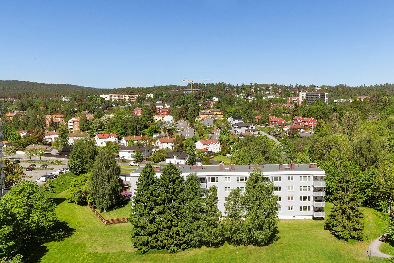 Øvre Grorud borettslag er pent opparbeidet med trær, planter og grønt områder. Det er benker og lekeplasser på område. Galleribilde