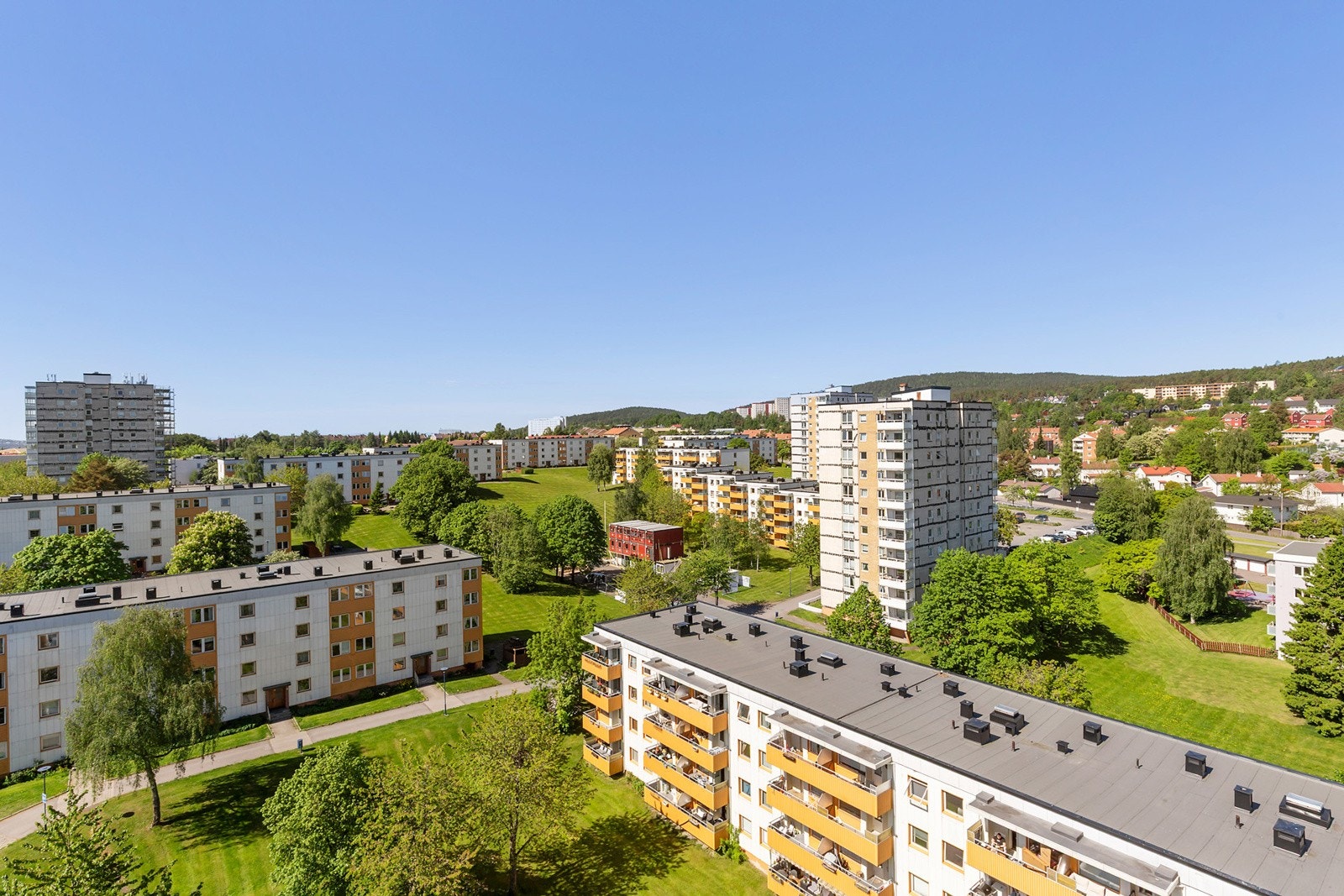 Borettslaget byr på en frodig og grønn opplevelse med pene grøntområder, trær og busker. Her er det nok av boltre plass for både liten og stor. Galleribilde