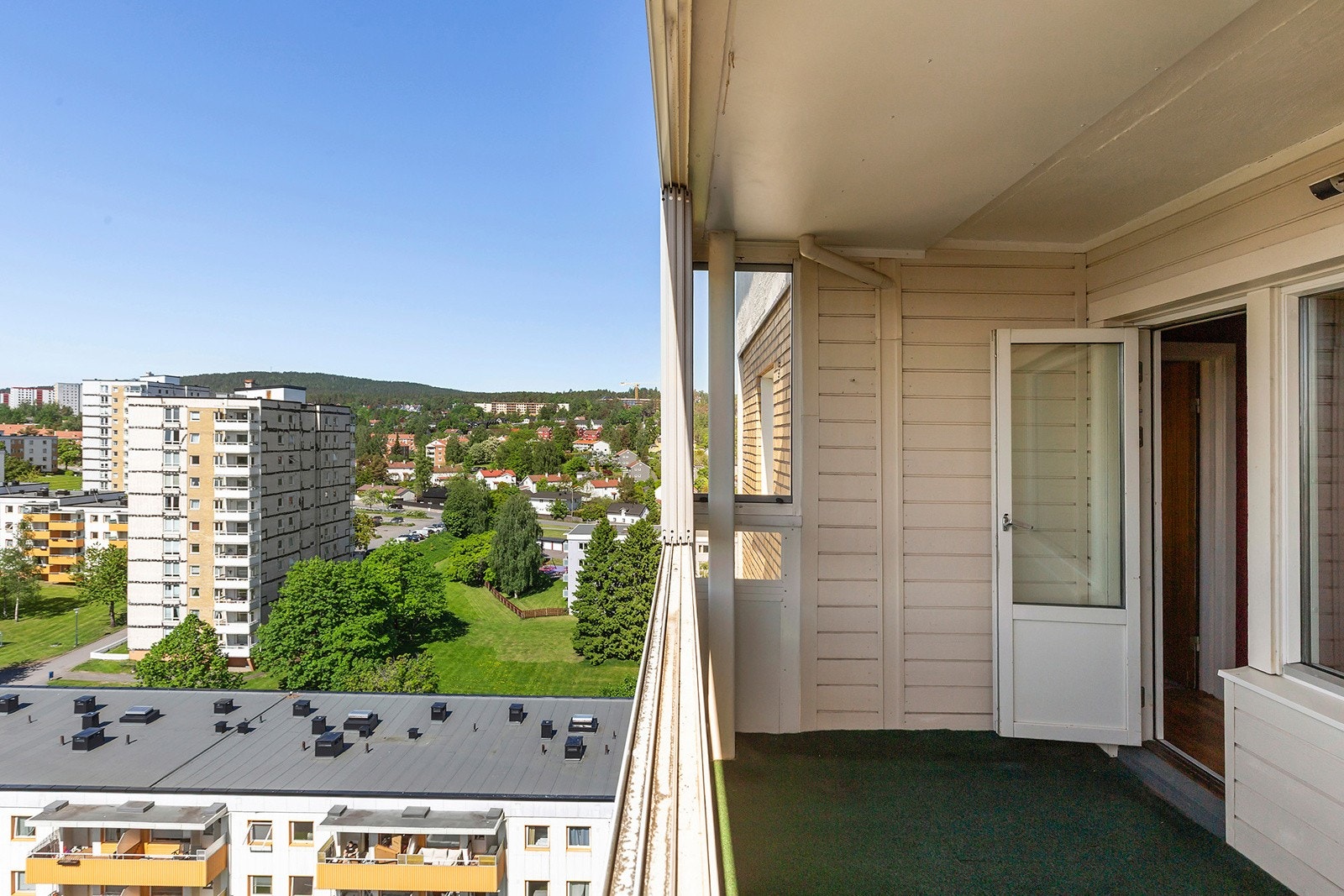 Balkongen har god plass til en sittegruppe og beplantning og alt ligger til rette for å nyte lange fine sommerkvelder. Galleribilde