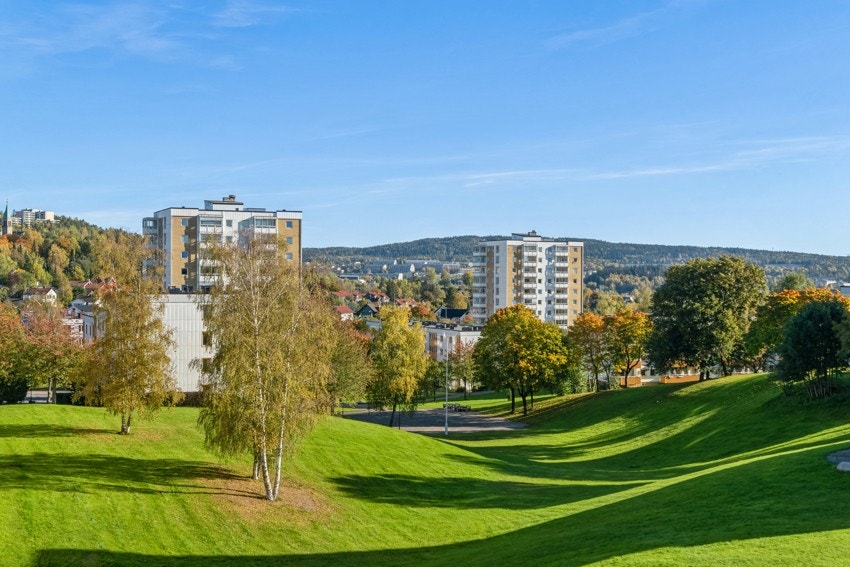 Borettslaget gir deg umiddelbart en hyggelig parkfølelse med pene grøntområder, trær og busker. Galleribilde