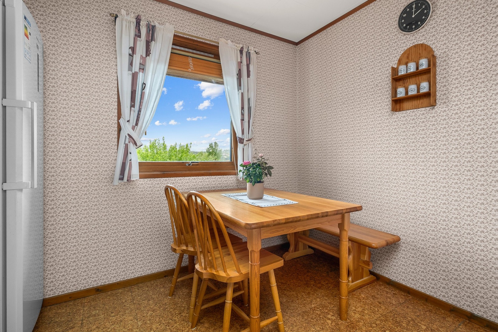 Kjøkkenet er på 8,8. kvm. Her har man plass for et koselig frokostbord. Galleribilde