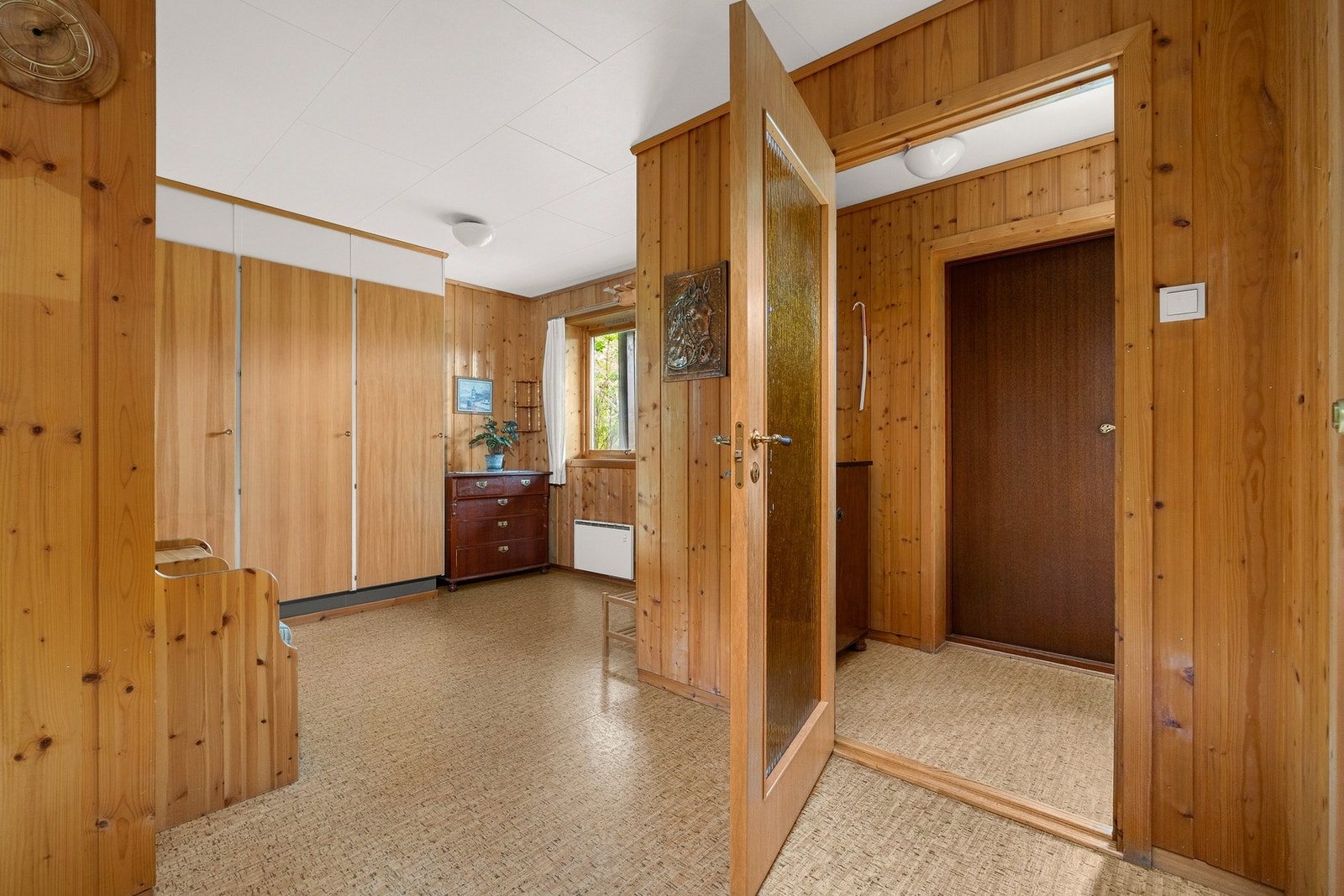 Stor og åpen hall med rikelig plass til oppbevaring av klær og yttertøy med praktisk vindfang/entrè. Galleribilde