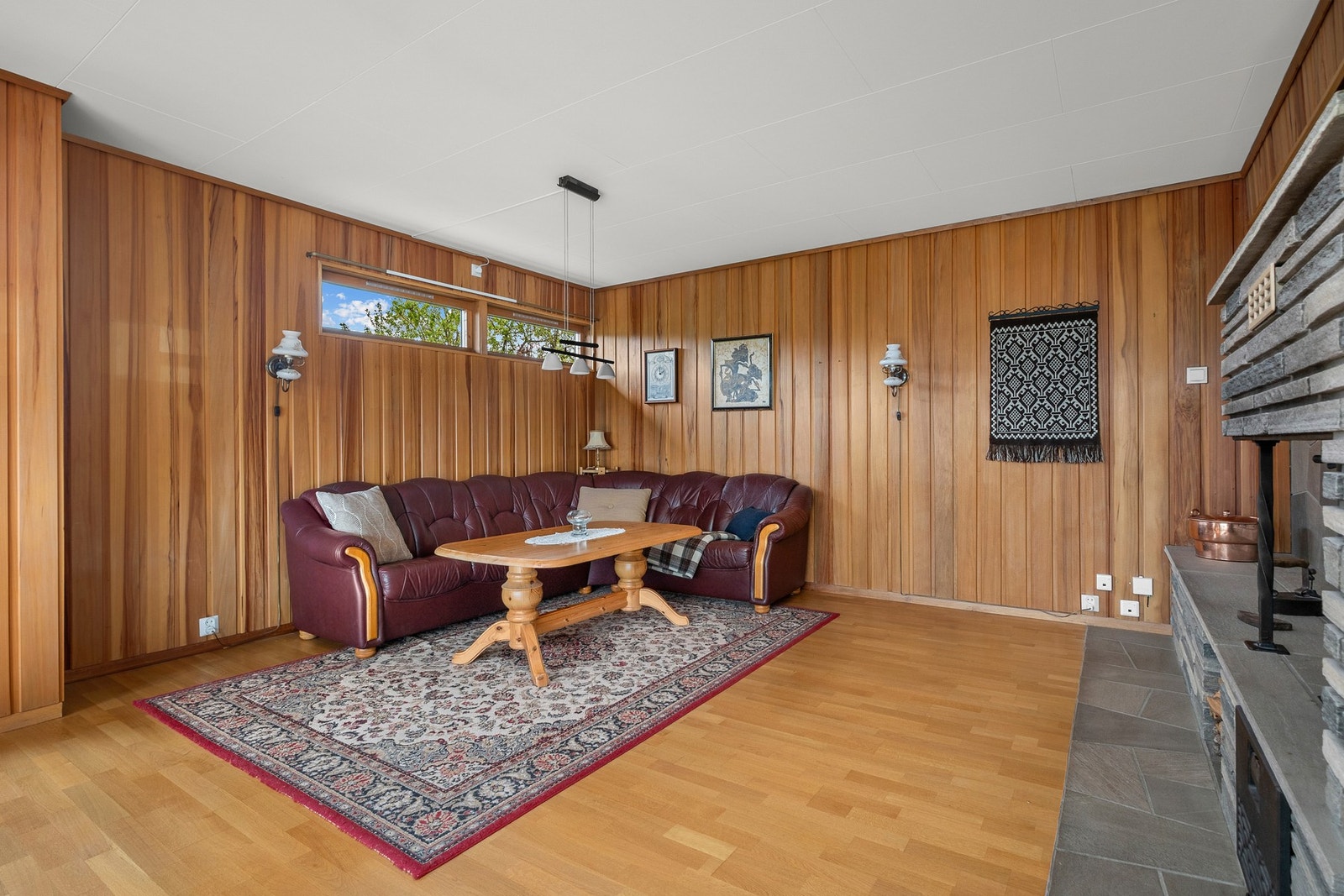 Stuen/spisestuen er innredet med sjarmerende tre-detaljer som gir et preg av retrostil. Galleribilde