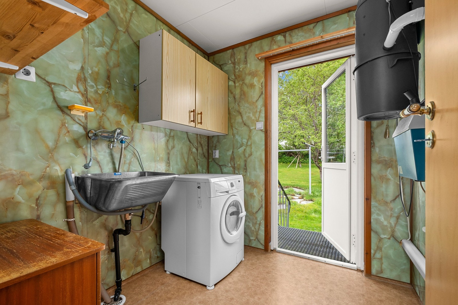 Praktisk vaskerom med egen utgang til baksiden av huset. Galleribilde