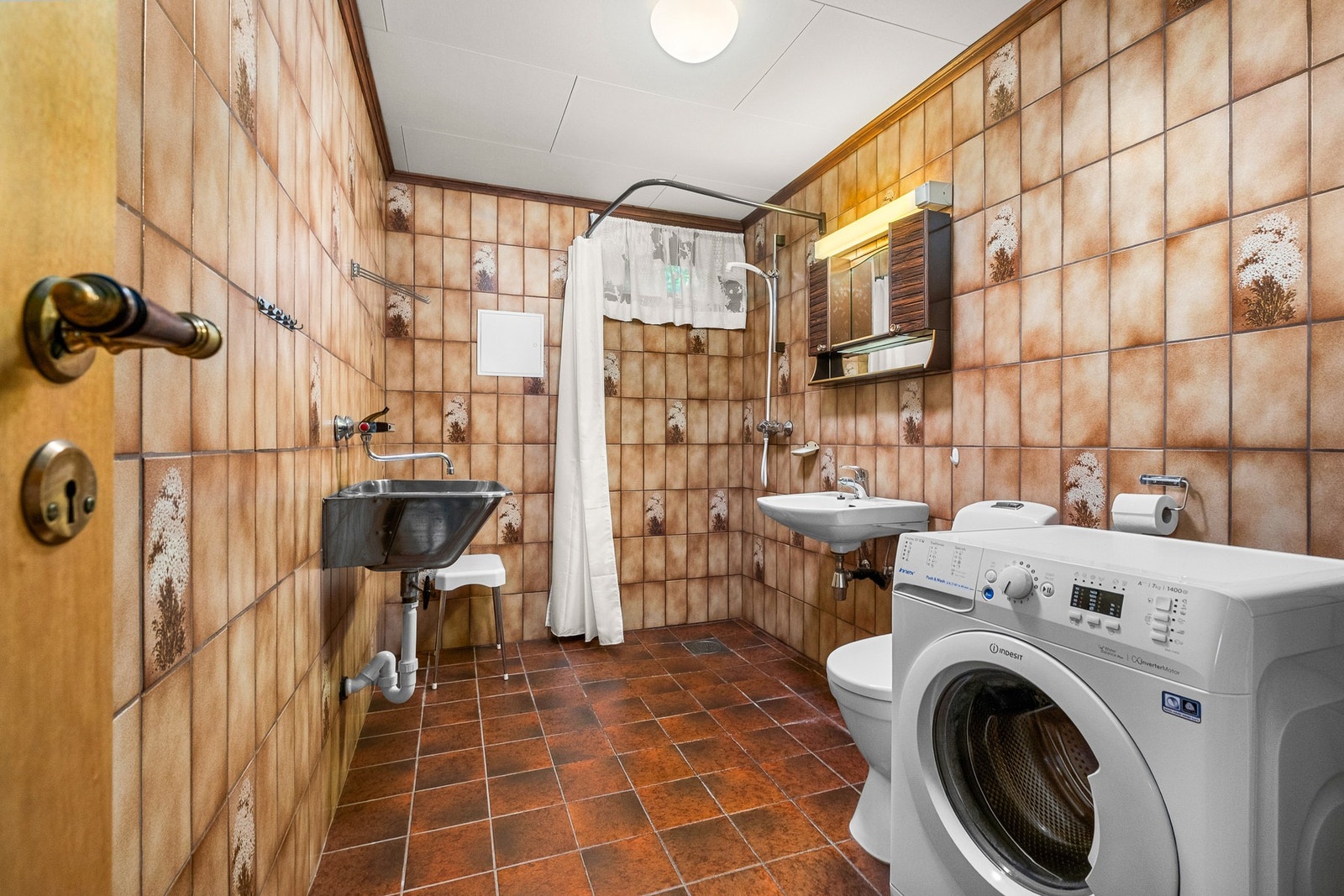 Badet i sokkelleiligheten er på 6 kvm. Badet er innredet med gulvvarme, gulvmontert toalett, dusjhjørnet, servantskål og opplegg fot vaskemaskin. Galleribilde
