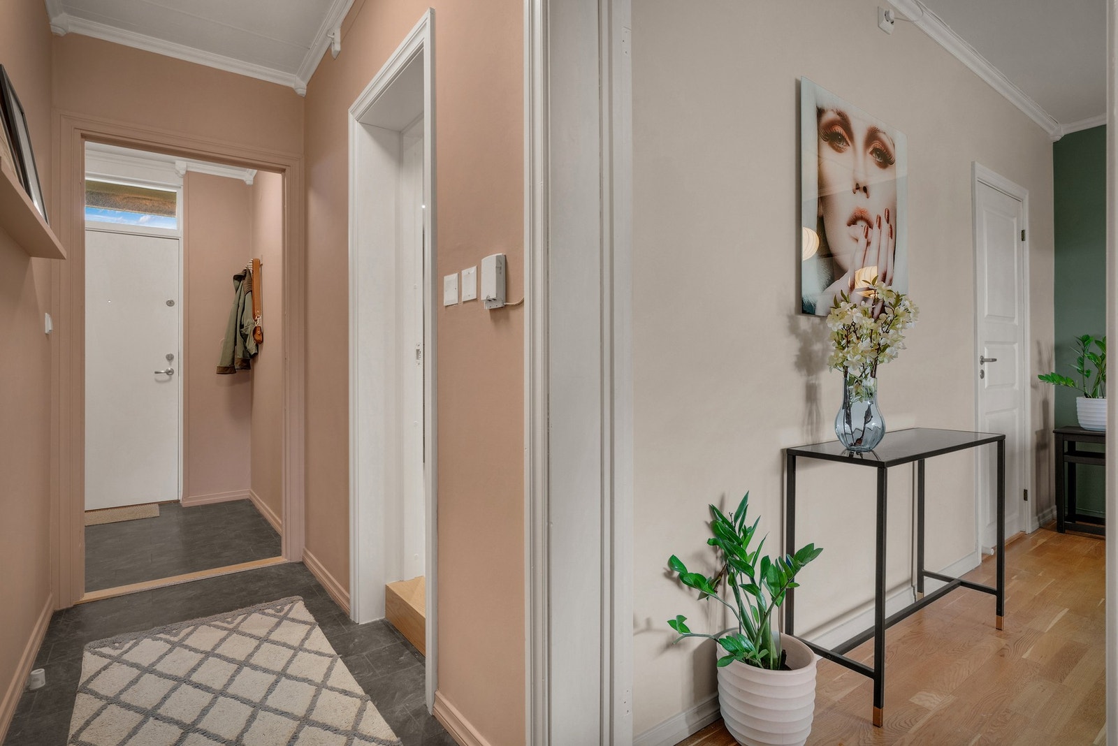 - Ved inngangspartiet møtes du av en romslig entré med god plass til oppheng av yttertøy og oppbevaring av sko - Galleribilde