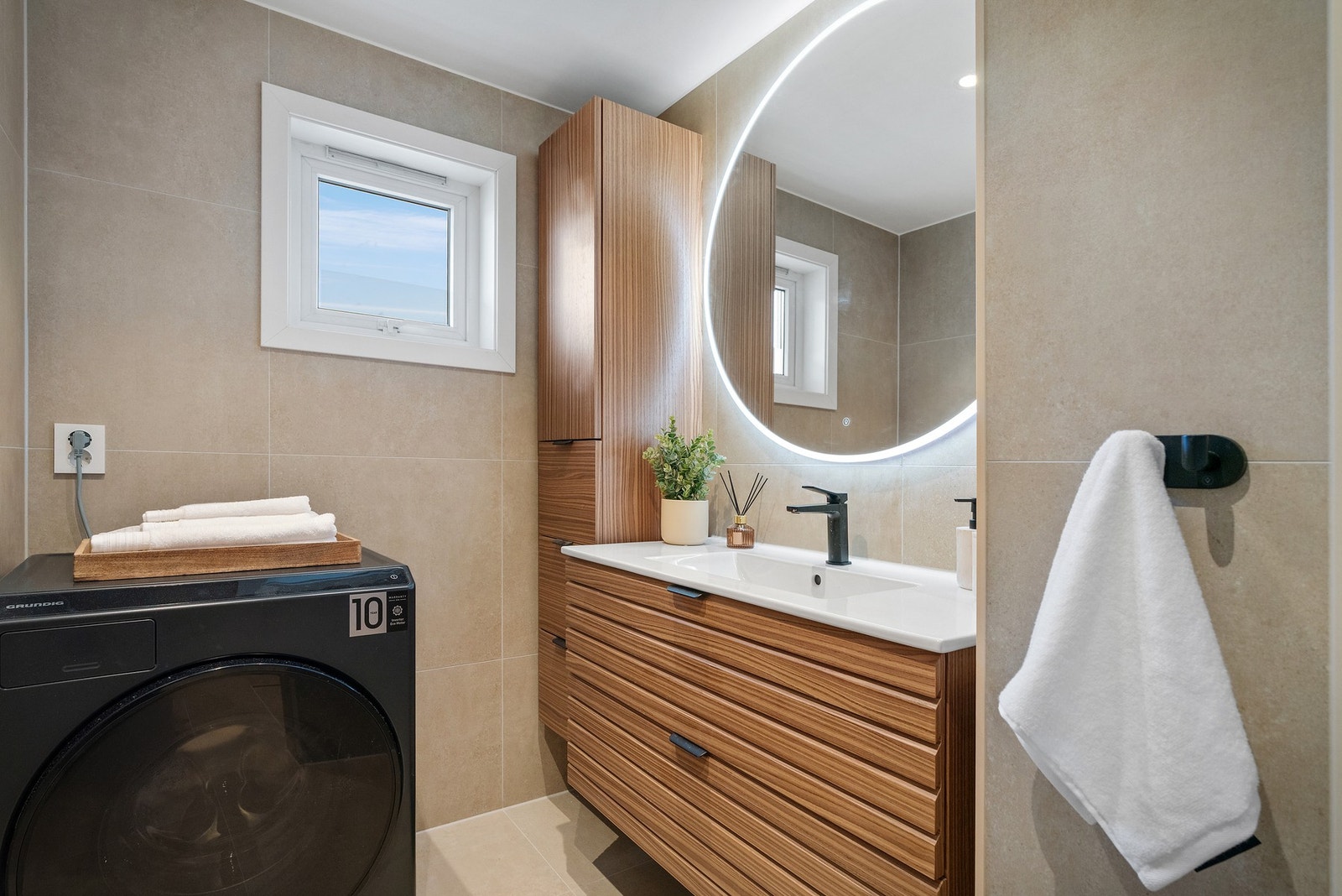 - Badet ble oppusset i 2025 og fremstår som svært lekkert med moderne materialvalg og stilrene sorte detaljer - Galleribilde