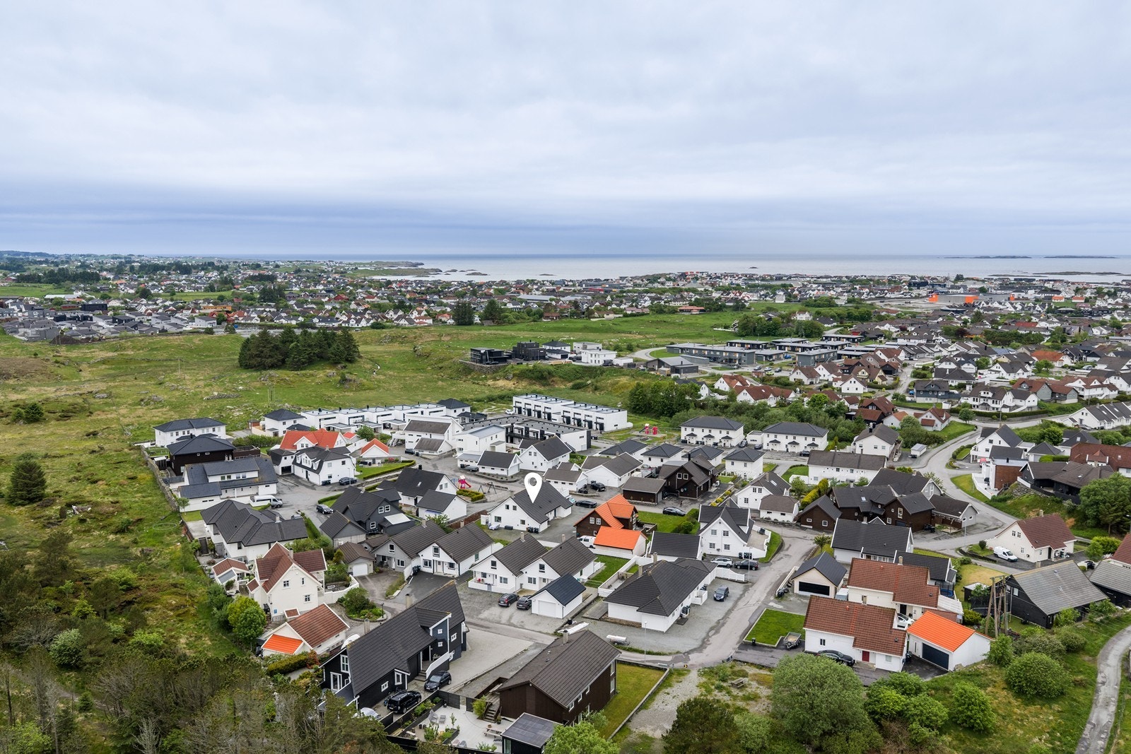 Eiendommen ligger i et attraktivt og familievennlig område i Åkrehamn, med kort avstand til skoler, barnehager, idrettsanlegg, dagligvarebutikker og øvrige servicetilbud. Det er også gangavstand til både Åkra sentrum og Amfi Åkra. Galleribilde
