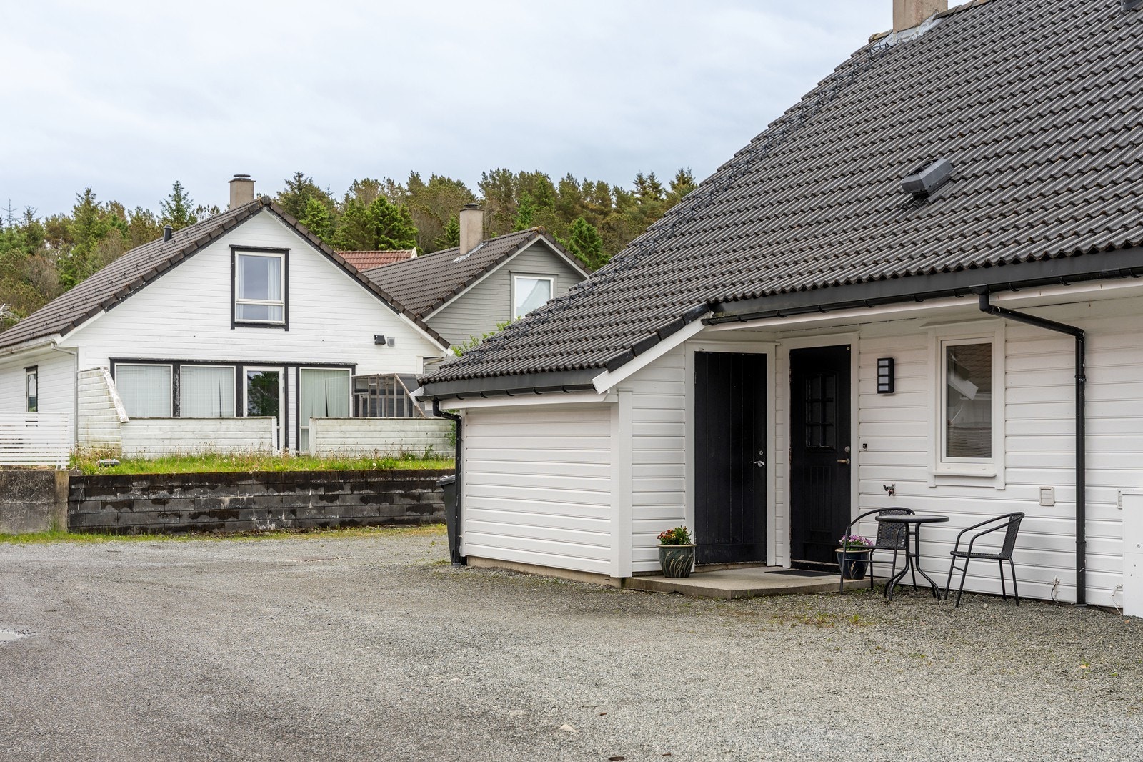 Koselig inngangsparti med praktisk overbygg og utvendig bod. Galleribilde