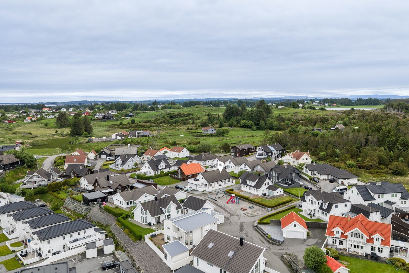 Her får du en innholdsrik og velholdt halvpart av tomannsbolig med en praktisk planløsning fordelt over to etasjer. Galleribilde