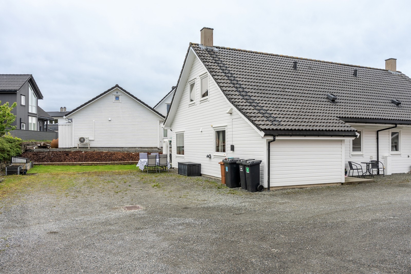 Stort gårdsrom med god plass til parkering. Galleribilde
