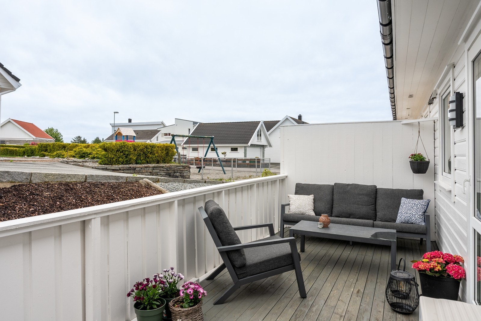Fra kjøkken/stue er det adkomst til en herlig veranda. Galleribilde