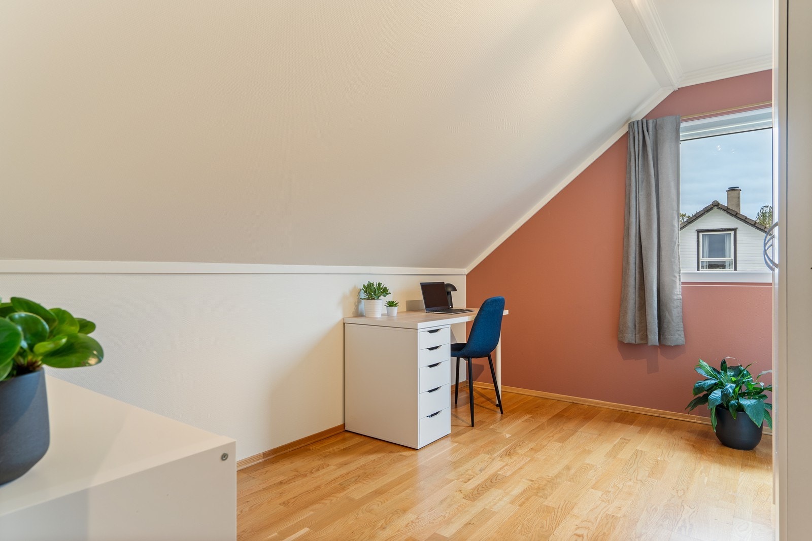 Soverom 3, av god størrelse med stilig kontrastvegg. Galleribilde