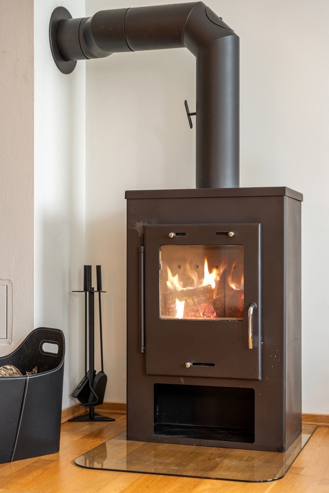 Vedovnen skaper ekstra hygge og varme, mens varmepumpen sikrer komfortabelt inneklima året rundt. Galleribilde