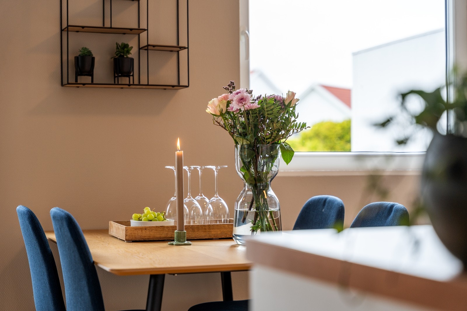 Hyggelig spiseplass hvor en kan nyte både hverdagsmåltider og middagsselskaper. Galleribilde