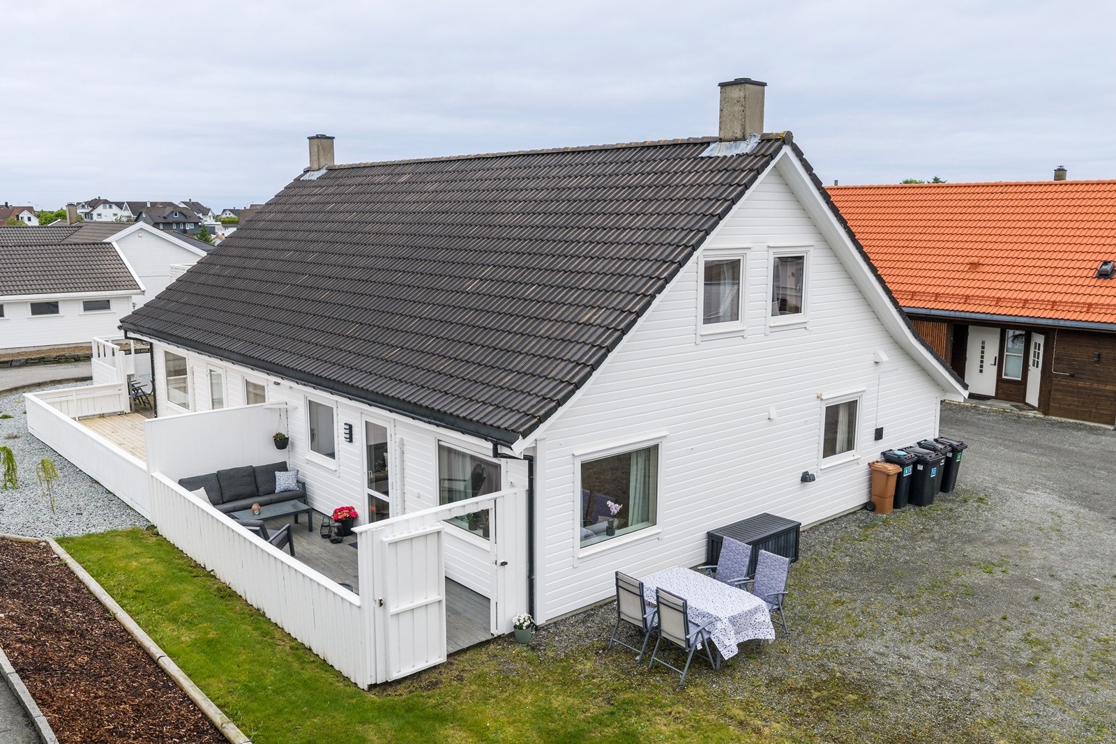 Trivelig uteområde med god plass til utemøbler og enkel adkomst til terrassen. Galleribilde