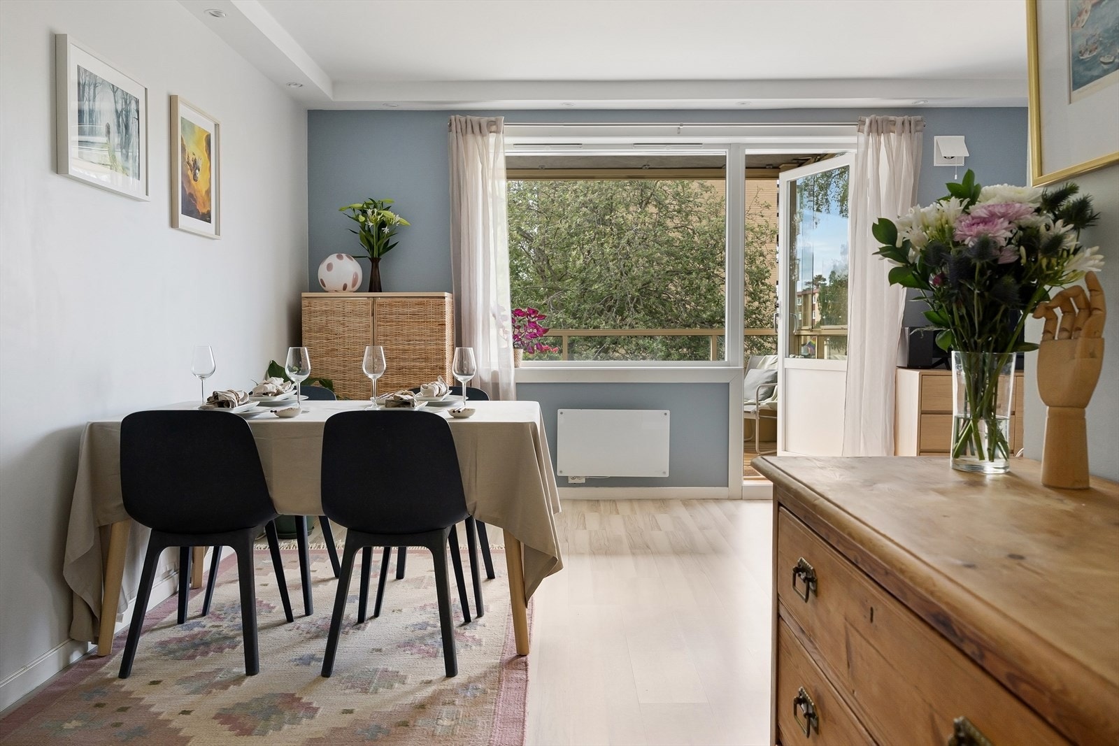 Store vindusflater slipper inn rikelig med naturlig lys. Galleribilde