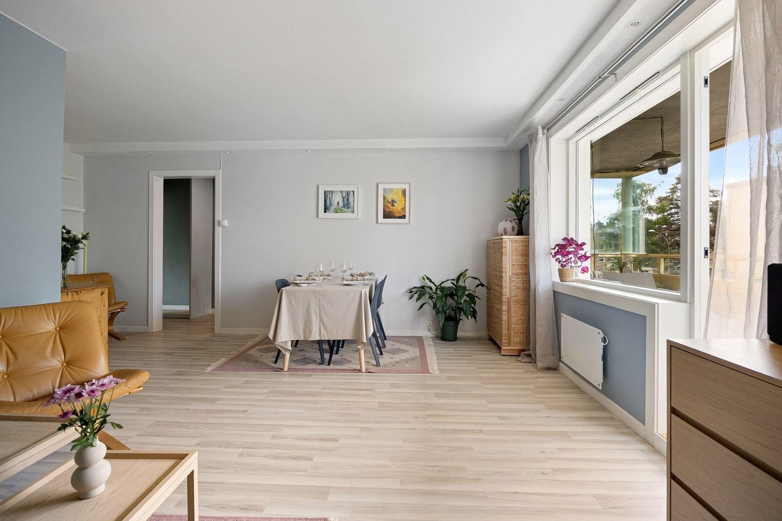 Her får du gleden av en romslig stue med god plass til både sofagruppe, TV-seksjon, spisebord og annet ønsket møblement. Galleribilde