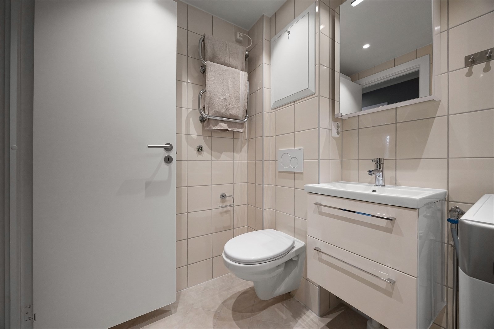 Badet ble rehabilitert i regi av borettslaget i 2016. Det er varmekabler i gulvet og opplegg for vaskemaskin. Galleribilde
