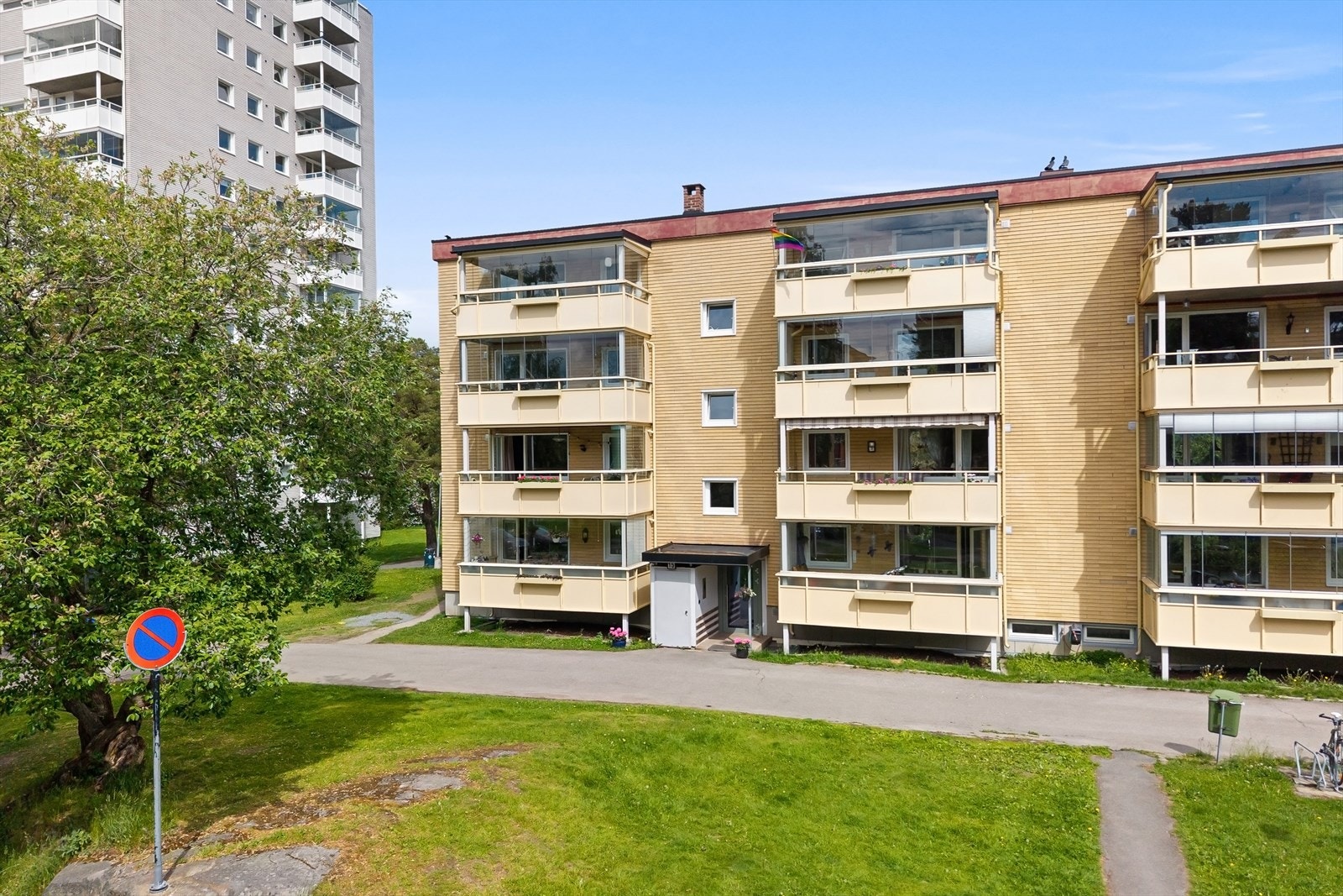 Borettslaget har hyggelige fellesarealer med grøntområder. Boligen har en ettertraktet og attraktiv beliggenhet på Oppsal. Galleribilde