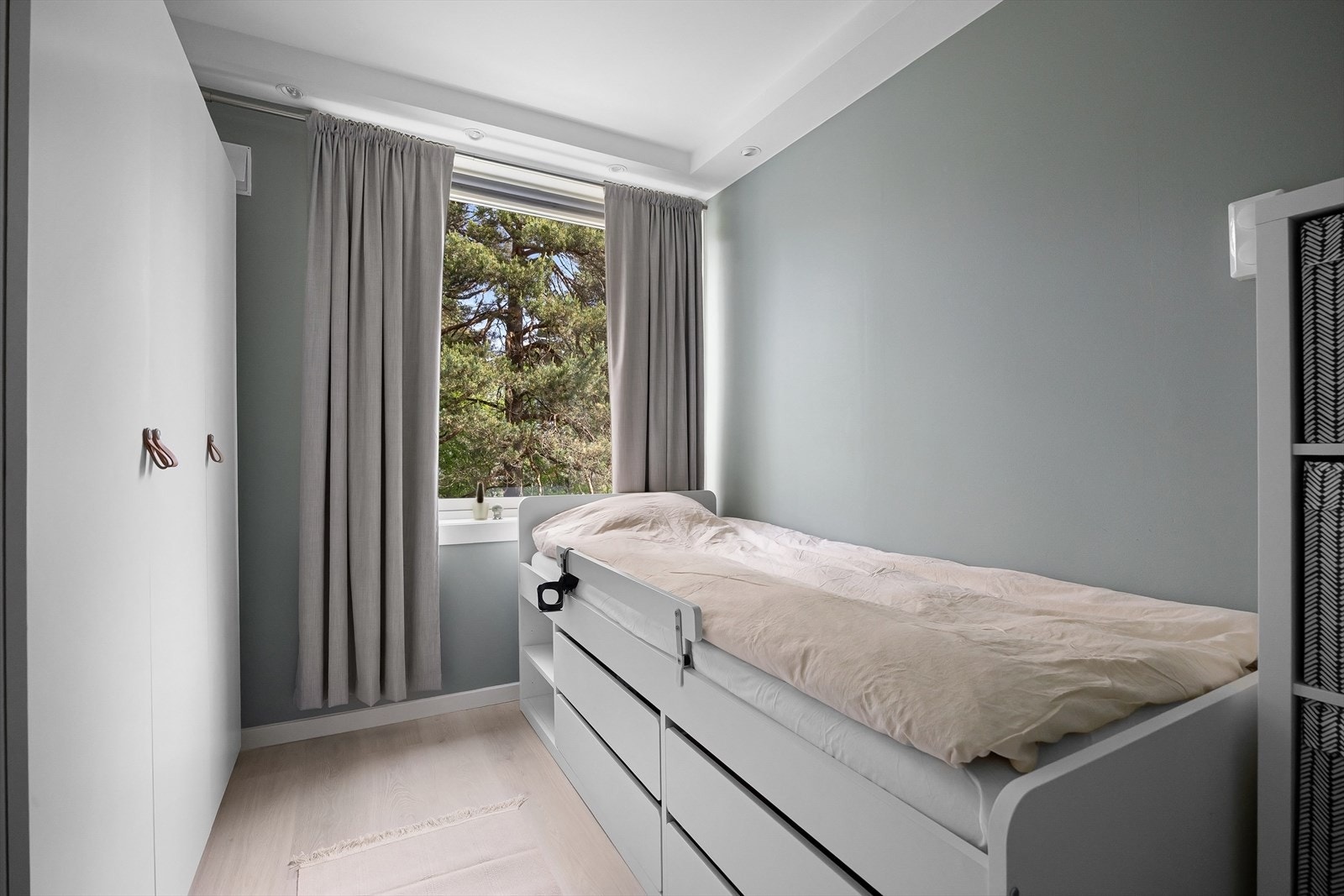 Soverom II | Innbydende rom med plass til seng, nattbord og garderobeløsning. Rommet har godt med naturlig lysinnslipp og vender mot rolige omgivelser. Galleribilde