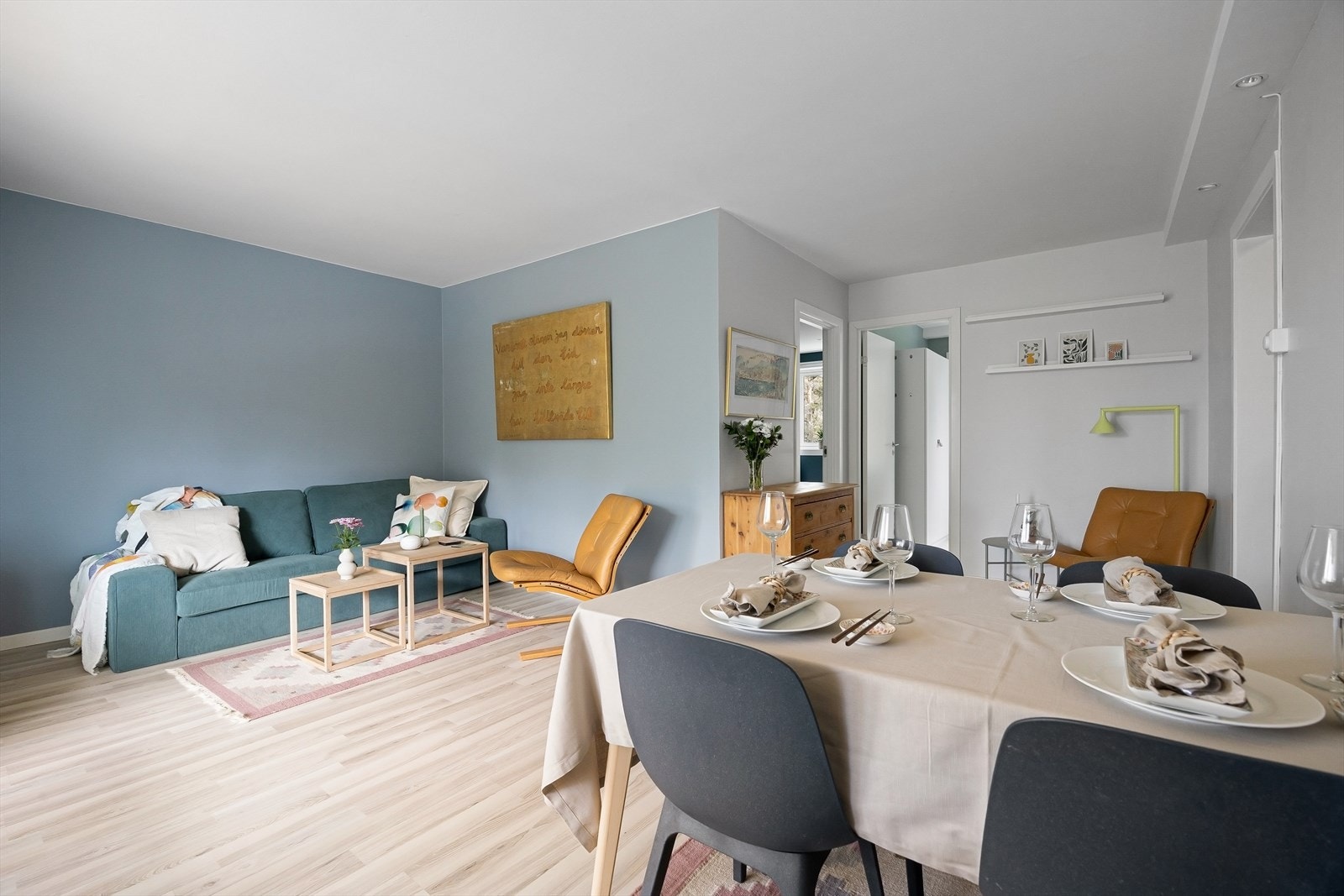 Leiligheten er malt i tidsriktige farger som gjør den enkel å innrede. Galleribilde