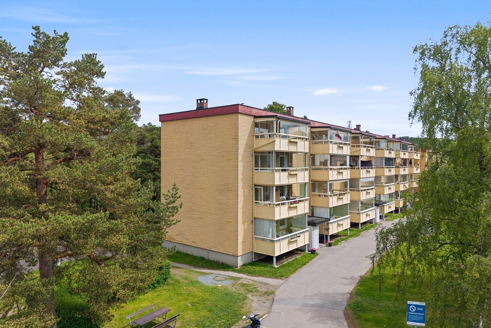 Det er nærhet til skoler, barnehager, offentlig kommunikasjon samt et godt utvalg av fasiliteter og servicetilbud. Galleribilde