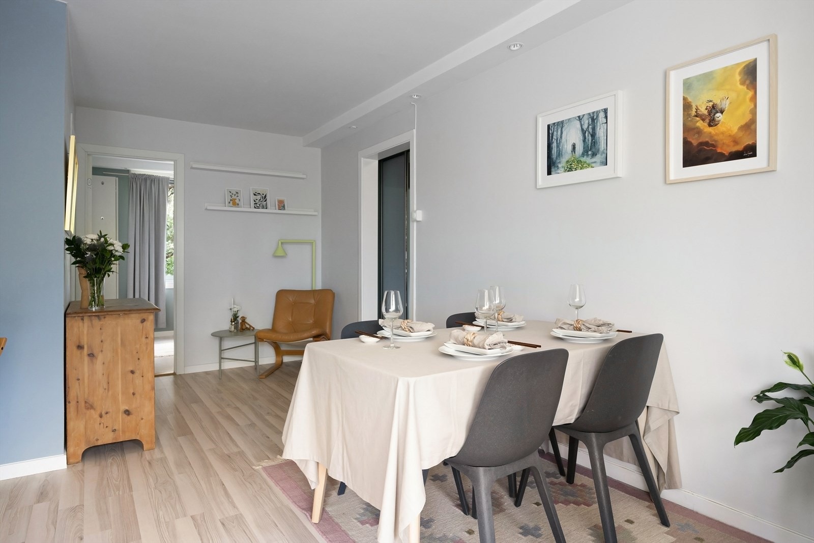 Det er god plass til en hyggelig spisegruppe. Galleribilde