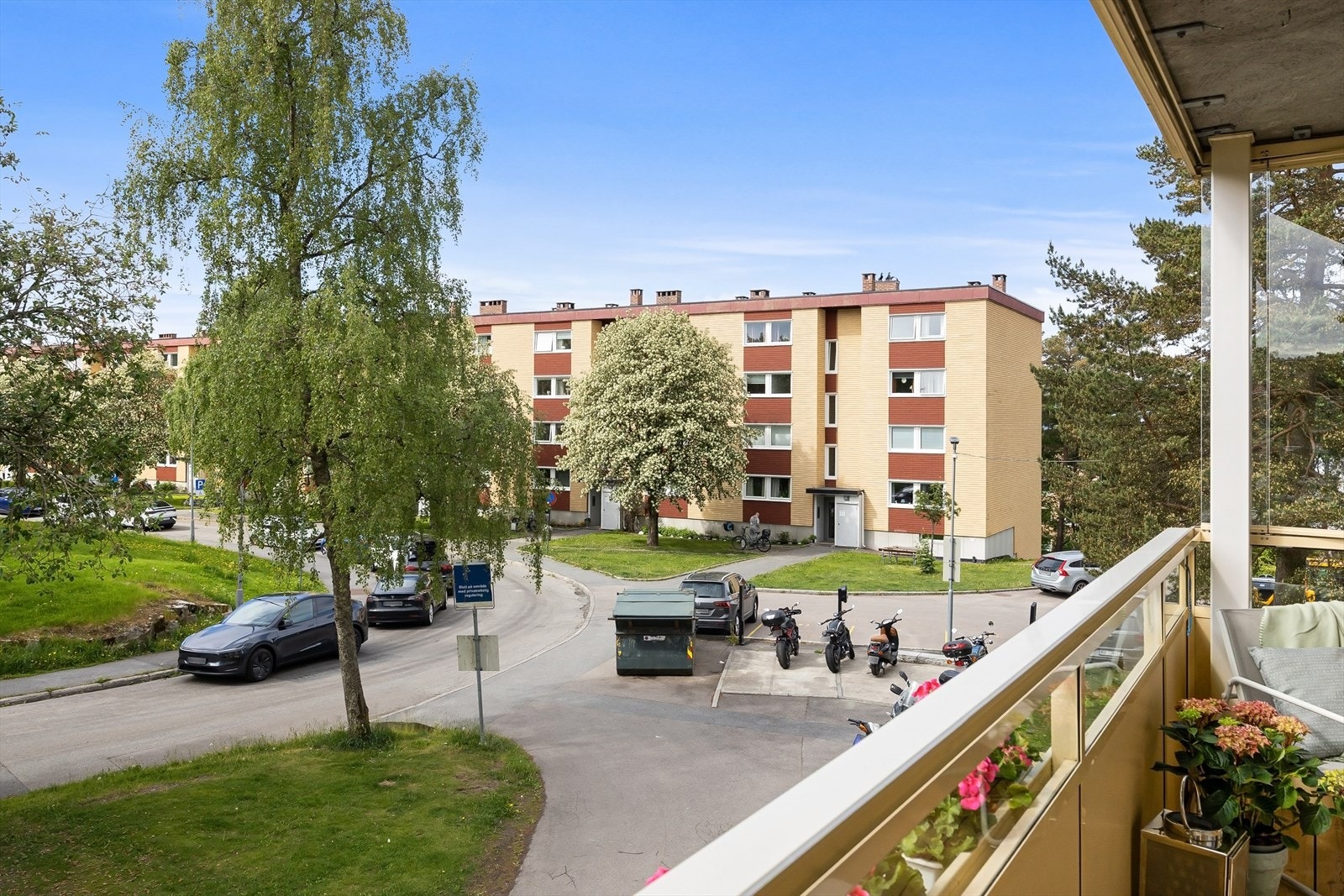 Gode solforhold på balkongen, og fin utsikt mot grønne omgivelser. Galleribilde
