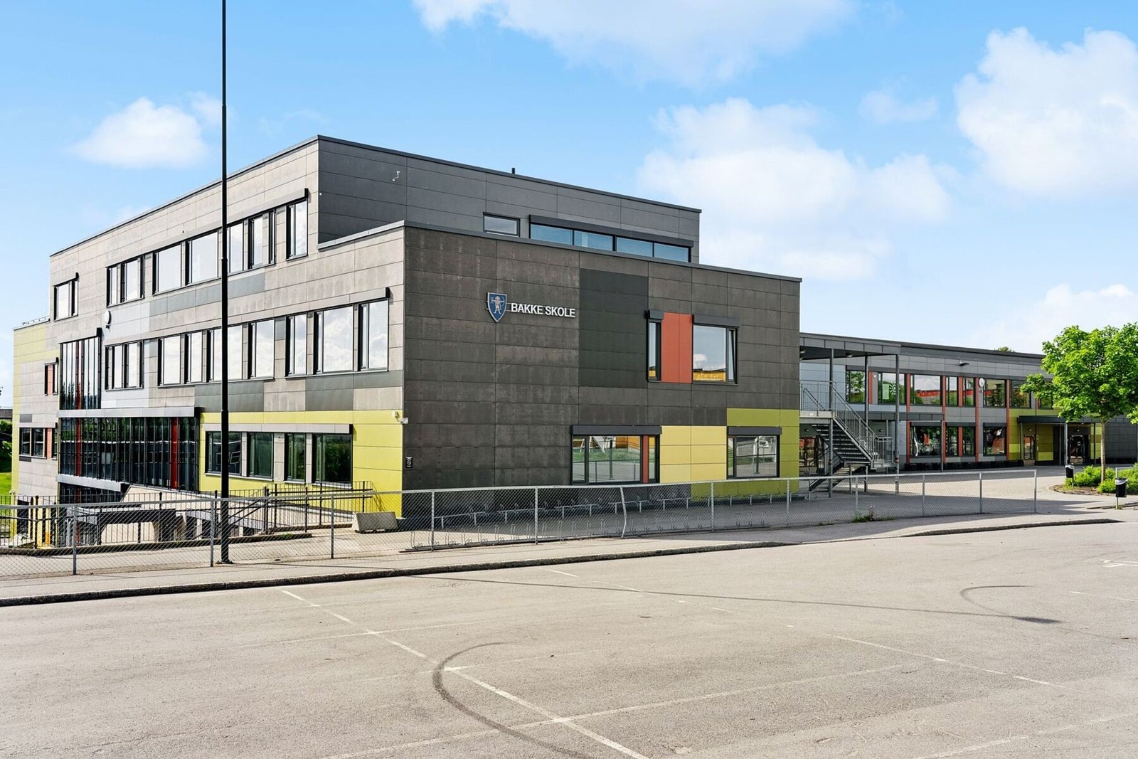 Bakke skole - kun 1,3 km unna. Galleribilde