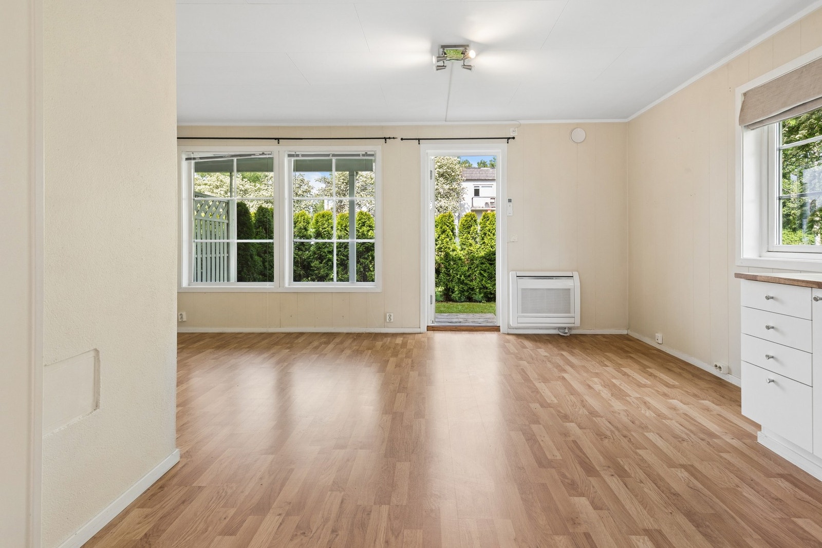 Luftig stue med plass til det meste. Her er det bare å møblere etter eget ønske og smak. Galleribilde