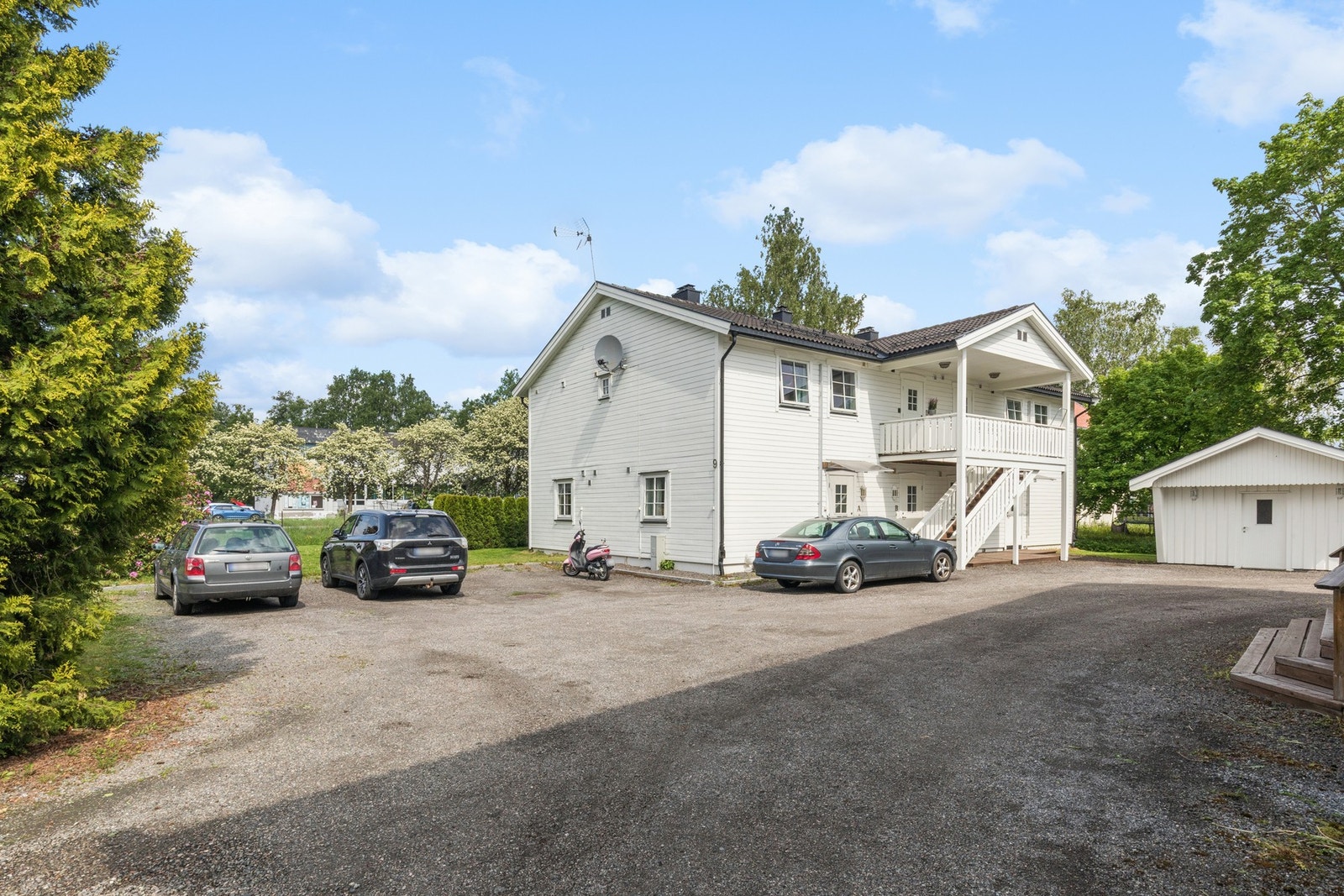 Leiligheten disponerer én parkeringsplass. I tillegg er det mulighet for gateparkering etter gjeldende regler i området. Galleribilde