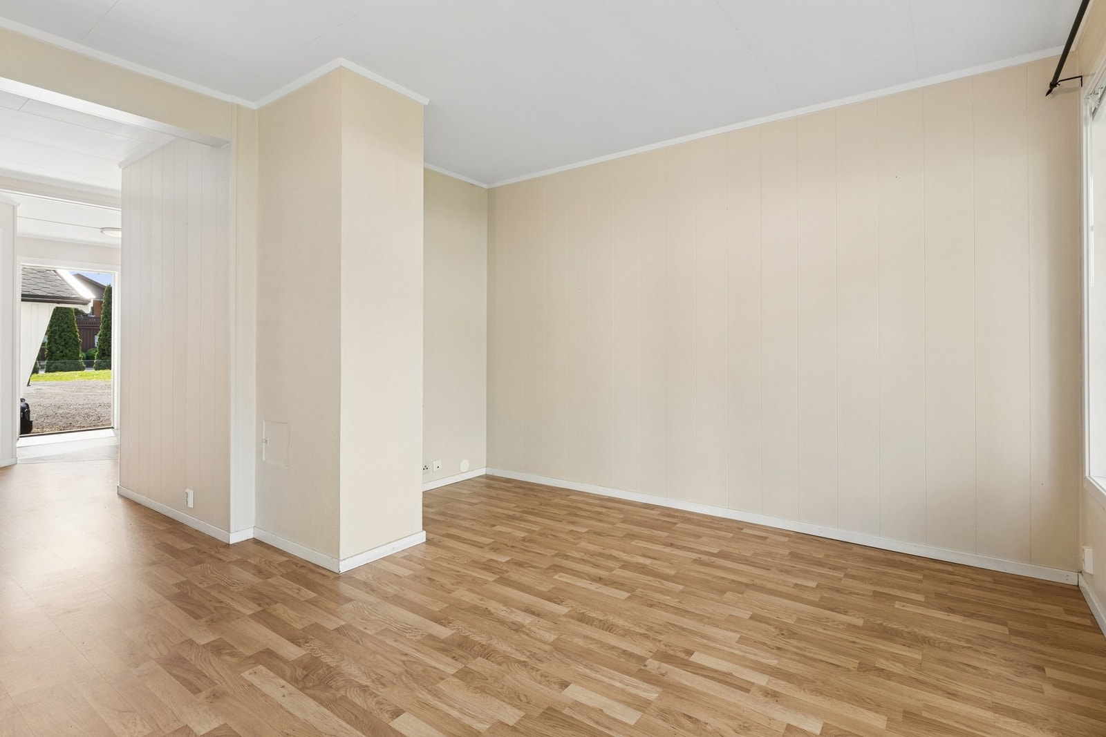 Rommet har en god størrelse og byr på fleksible møbleringsmuligheter med plass til både sofakrok, spisegruppe og øvrig møblement. Galleribilde
