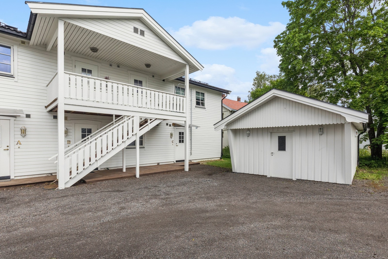 Andelsleiligheten ligger i et rolig og etablert boligområde i Kløfta, med grønne omgivelser og gode naboforhold. Galleribilde