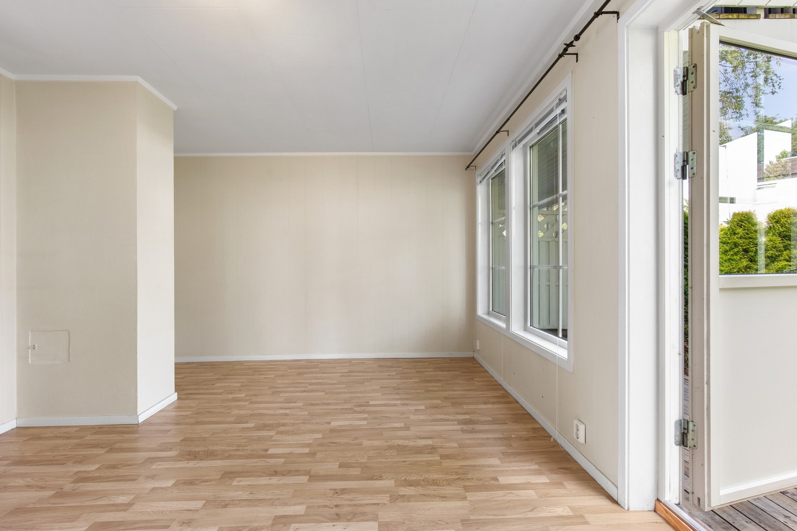 Den åpne utformingen skaper en sosial og hyggelig atmosfære, samtidig som rommet oppleves luftig og oversiktlig. Galleribilde