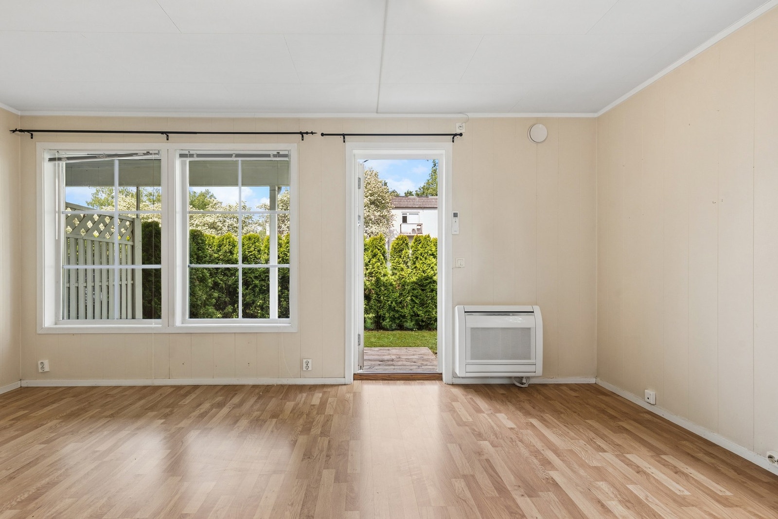 Fra stuen er det direkte utgang til terrasse og tilhørende uteområde. Dette gir en naturlig forlengelse av oppholdsrommet og legger til rette for hyggelige stunder utendørs i sommerhalvåret. Galleribilde
