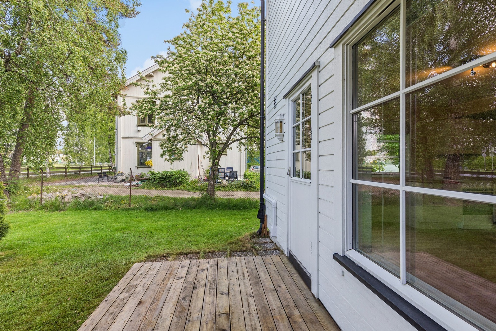 Leiligheten byr på en terrasse med plass til utemøbler og grill. Galleribilde