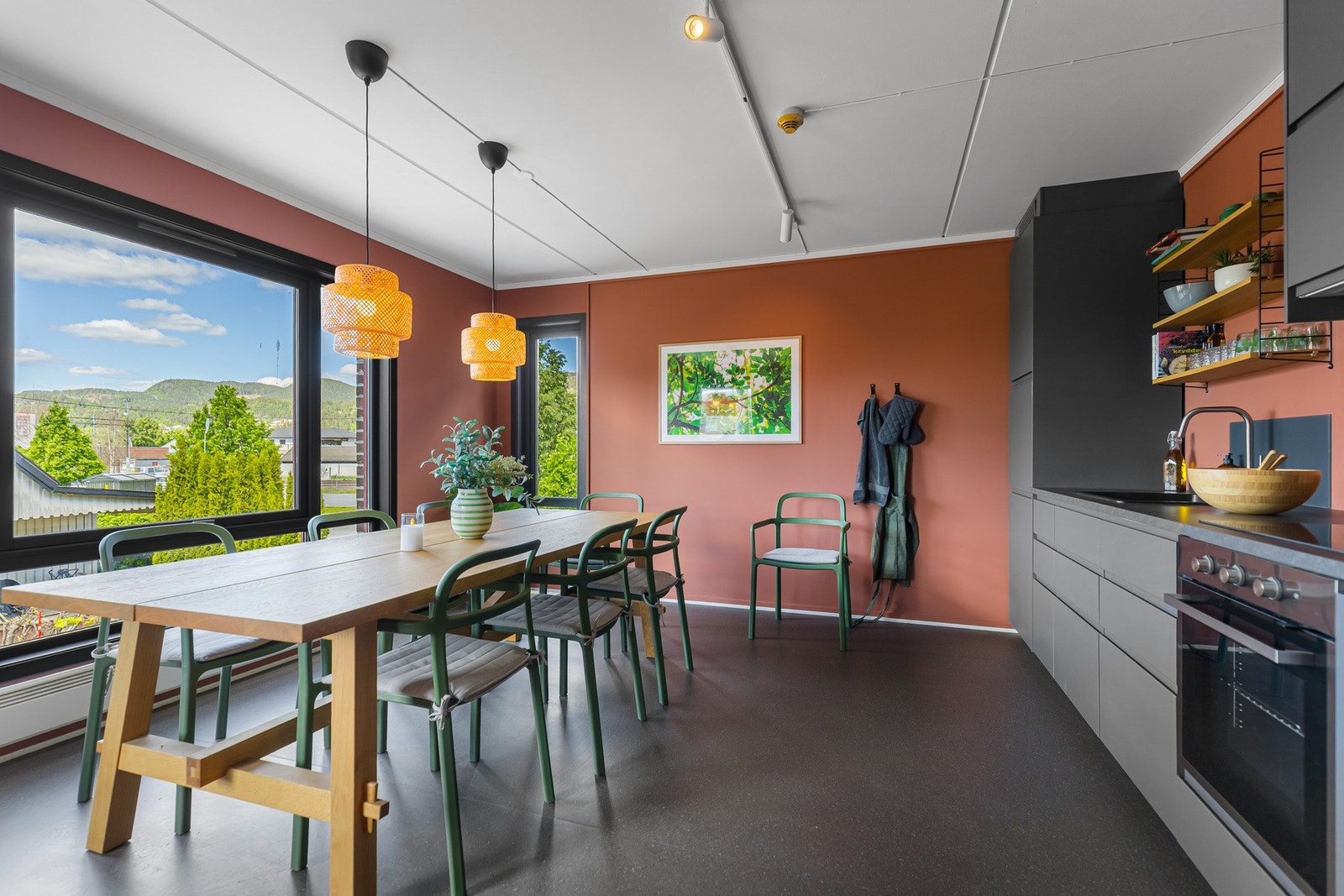 Hagehuset borettslag byr på flotte fellesareal inkl. felles kjøkken med spisegruppe. Galleribilde