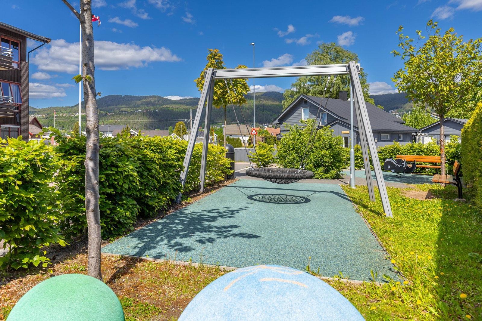 Lekeplass foran leilighetens balkong. Galleribilde