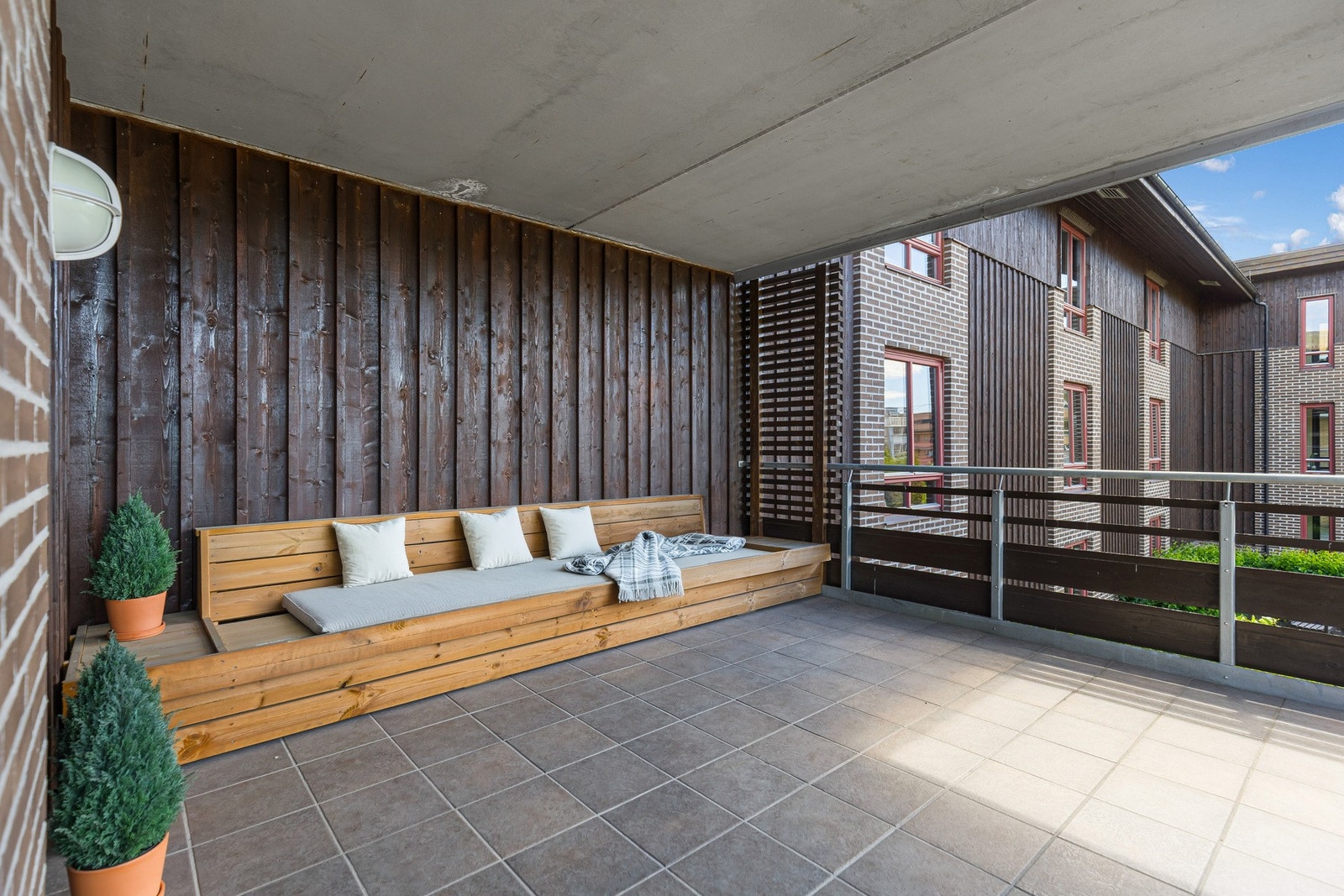 Videre fra kjøkkenet er det flott vestvendt felles terrasse. Galleribilde